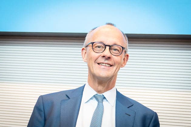 Bundeskanzler Friedrich Merz zu Beginn der Fraktionssitzung von CDU und CSU im Deutschen Bundestag;Sitzungswoche im Deutschen Bundestag - Statements und Auftakt der Fraktionssitzungen, Berlin Berlin Deutschland Bundestag