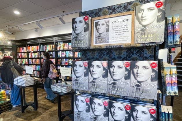 UNITED KINGDOM, LONDON - SEPTEMBER 22, 2026: Copies of Swan Song: Diana, My Sister , a memoir by Charles Spencer, the 9th Earl Spencer, the younger brother of Princess of Wales Diana Spencer, are seen in a bookshop. Ilya Dmitryachev TASS  98139683