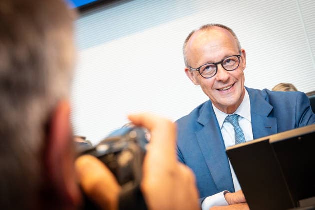 Bundeskanzler Friedrich Merz zu Beginn der Fraktionssitzung von CDU und CSU im Deutschen Bundestag;Sitzungswoche im Deutschen Bundestag - Statements und Auftakt der Fraktionssitzungen, Berlin Berlin Deutschland Bundestag