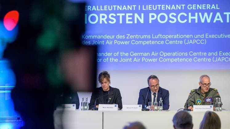 Essen: Euro Defence Expo (Eudex) erstmals in der Messe Essen ** NUR FÜR REDAKTIONELLE ZWECKE ** EDITORIAL USE ONLY **<p>Mona Neubaur, Ministerin für Wirtschaft, Industrie, Klimaschutz und Energie, Oliver P. Kuhrt, Geschäftsführer der MESSE ESSEN GmbH und Generalleutnant Thorsten Poschwatta, Kommandeur des Zentrums Luftoperationen und Executive Director des Joint Air Power Competence Centre (v.l.n.r.), bei der Eröffnung der Euro Defence Expo (Eudex) am Dienstag, den 22. September 2026, in der Messe Essen. Deutschland NRW Essen Copyright: UwexErnst
