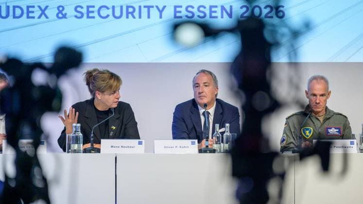 Essen: Euro Defence Expo (Eudex) erstmals in der Messe Essen ** NUR FÜR REDAKTIONELLE ZWECKE ** EDITORIAL USE ONLY **<p>Mona Neubaur, Ministerin für Wirtschaft, Industrie, Klimaschutz und Energie, Oliver P. Kuhrt, Geschäftsführer der MESSE ESSEN GmbH und Generalleutnant Thorsten Poschwatta, Kommandeur des Zentrums Luftoperationen und Executive Director des Joint Air Power Competence Centre (v.l.n.r.), bei der Eröffnung der Euro Defence Expo (Eudex) am Dienstag, den 22. September 2026, in der Messe Essen. Deutschland NRW Essen Copyright: UwexErnst