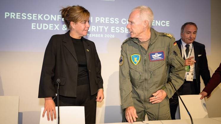 Essen: Euro Defence Expo (Eudex) erstmals in der Messe Essen ** NUR FÜR REDAKTIONELLE ZWECKE ** EDITORIAL USE ONLY **<p>Mona Neubaur, Ministerin für Wirtschaft, Industrie, Klimaschutz und Energie und Generalleutnant Thorsten Poschwatta, Kommandeur des Zentrums Luftoperationen und Executive Director des Joint Air Power Competence Centre (v.l.n.r.), bei der Eröffnung der Euro Defence Expo (Eudex) am Dienstag, den 22. September 2026, in der Messe Essen. Deutschland NRW Essen Copyright: UwexErnst