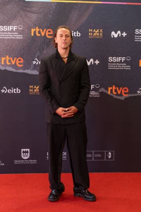 74th San Sebastian International Film Festival SAN SEBASTIAN, SPAIN - SEPTEMBER 22: Turkish actor Metin Akdulger poses on the red carpet for the premiere of the Turkish film Artakalan in San Sebastian, Basque Country of Spain on September 22, 2026. The film Artakalan , written and directed by Yesim Ustaoglu is in selected for the festival s official program. Javi Julio Anadolu San Sebastian Spain. Editorial use only. Please get in touch for any other usage.  Copyright: x2026xAnadoluxJavixJuliox