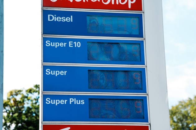 Deutschland, Tankstelle in Aachen: Tankpreise, Preise, Rabatt, Bundesregierung, Tankrabatt, Preisdeckel, Tankkosten, Diesel, Benzin, E10, Belastung, Öl, Rohöl, Spritpreis, Kraftstoff, Energiekrise, Esso, Exxon, ExxonMobil, Rekordpreise Copyright: xThiemoxRudolphx
