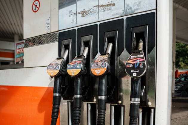 Deutschland, Tankstelle in Aachen: Tankpreise, Preise, Rabatt, Bundesregierung, Tankrabatt, Preisdeckel, Tankkosten, Diesel, Benzin, E10, Zapfsäule, Belastung, Öl, Rohöl, Spritpreis, Kraftstoff, Energiekrise, Freie Tankstelle, SB, Zapfpistolen Copyright: xThiemoxRudolphx
