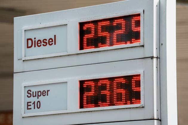 Deutschland, Tankstelle in Aachen: Tankpreise, Preise, Rabatt, Bundesregierung, Tankrabatt, Preisdeckel, Tankkosten, Diesel, Benzin, E10, Zapfsäule, Belastung, Öl, Rohöl, Spritpreis, Kraftstoff, Energiekrise, Freie Tankstelle, SB, Anzeige nah, Rekordpreise Copyright: xThiemoxRudolphx