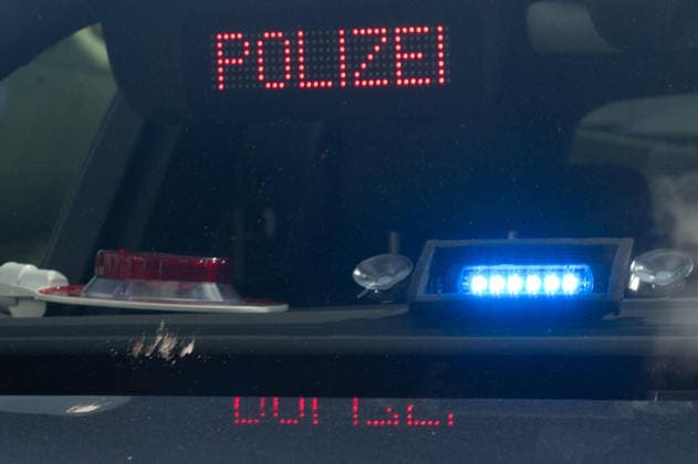 POLIZEI-Schriftzug, Polizeikelle und Blaulicht in einem Zivilfahrzeug der Polizei, Feature, Randmotiv, Symbolfoto, Messe EUDEX Euro Defence Expo, am 22.09.2026 in der Messe Essen Deutschland.