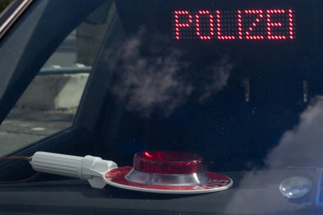 POLIZEI-Schriftzug, Polizeikelle und Blaulicht in einem Zivilfahrzeug der Polizei, Feature, Randmotiv, Symbolfoto, Messe EUDEX Euro Defence Expo, am 22.09.2026 in der Messe Essen Deutschland.