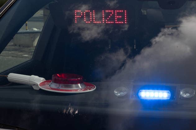 POLIZEI-Schriftzug, Polizeikelle und Blaulicht in einem Zivilfahrzeug der Polizei, Feature, Randmotiv, Symbolfoto, Messe EUDEX Euro Defence Expo, am 22.09.2026 in der Messe Essen Deutschland.