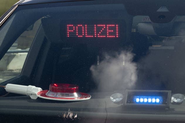 POLIZEI-Schriftzug, Polizeikelle und Blaulicht in einem Zivilfahrzeug der Polizei, Feature, Randmotiv, Symbolfoto, Messe EUDEX Euro Defence Expo, am 22.09.2026 in der Messe Essen Deutschland.