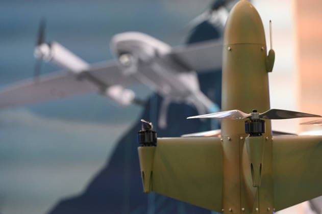 Modell einer Drohne, im Hintergrund eine Drohne auf einem Plakat, Messe EUDEX Euro Defence Expo, am 22.09.2026 in der Messe Essen Deutschland.