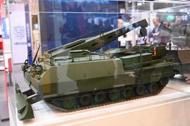 Der Pionierpanzer Buffalo, Modell in einer Vitrine, auf dem Modell eines Schuetzenpanzers, am Messestand von Rheinnmetall, Messe EUDEX Euro Defence Expo, am 22.09.2026 in der Messe Essen Deutschland.