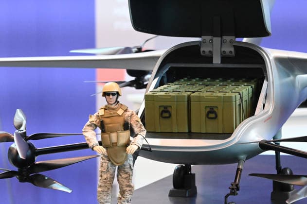 Modell einer Drohne zum Transport, Transport-Drohne, davor eine Soldaten-Figur, Messe EUDEX Euro Defence Expo, am 22.09.2026 in der Messe Essen Deutschland.