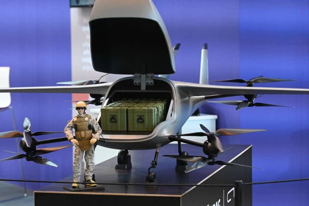Modell einer Drohne zum Transport, Transport-Drohne, davor eine Soldaten-Figur, Messe EUDEX Euro Defence Expo, am 22.09.2026 in der Messe Essen Deutschland.