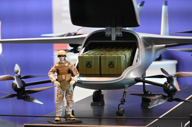 Modell einer Drohne zum Transport, Transport-Drohne, davor eine Soldaten-Figur, Messe EUDEX Euro Defence Expo, am 22.09.2026 in der Messe Essen Deutschland.
