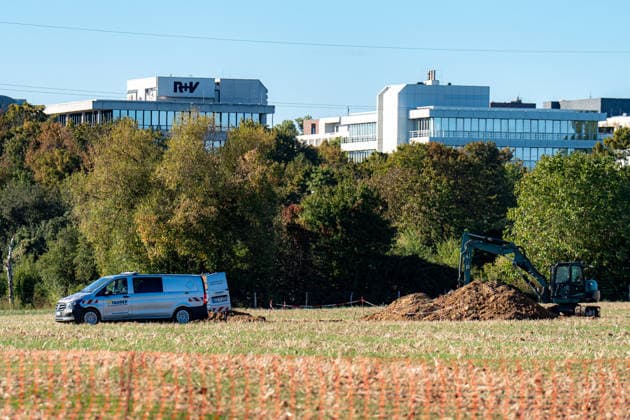 Zwei Weltkriegsbomben entdeckt Evakuierung und Sprengung geplant Am 22.09.2026 wurden in Wiesbaden-Erbenheim auf dem Ostfeld bei Sondierungsarbeiten am künftigen Standort des Bundeskriminalamtes zwei US-Weltkriegsbomben mit je 125 Kilo Gewicht entdeckt. Einsatzkräfte von Ordnungsamt, Feuerwehr, Polizei, Hilfsorganisationen und Kampfmittelräumdienst sicherten die Fundstelle. Für den Abend war die Entschärfung beziehungsweise eine mögliche Sprengung geplant, wofür ein rund 300 Meter großer Bereich evakuiert werden musste. Mehr als ein Dutzend Einwohnerinnen und Einwohner sowie die Berliner Straße (B455) zwischen Abfahrt Siedlung Hochfeld und Siegfriedring waren betroffen. Quelle: Landeshauptstadt Wiesbaden. Wiesbaden Hessen Deut