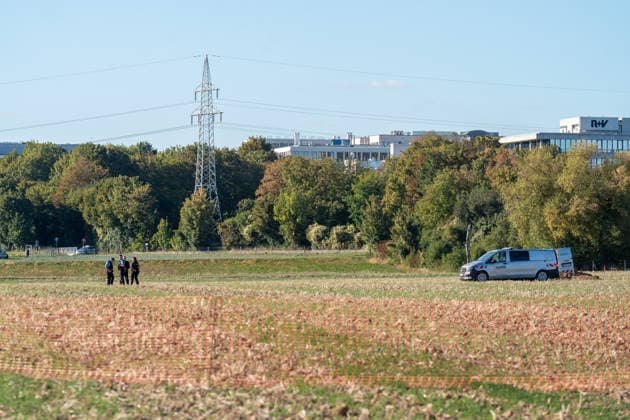 Zwei Weltkriegsbomben entdeckt Evakuierung und Sprengung geplant Am 22.09.2026 wurden in Wiesbaden-Erbenheim auf dem Ostfeld bei Sondierungsarbeiten am künftigen Standort des Bundeskriminalamtes zwei US-Weltkriegsbomben mit je 125 Kilo Gewicht entdeckt. Einsatzkräfte von Ordnungsamt, Feuerwehr, Polizei, Hilfsorganisationen und Kampfmittelräumdienst sicherten die Fundstelle. Für den Abend war die Entschärfung beziehungsweise eine mögliche Sprengung geplant, wofür ein rund 300 Meter großer Bereich evakuiert werden musste. Mehr als ein Dutzend Einwohnerinnen und Einwohner sowie die Berliner Straße (B455) zwischen Abfahrt Siedlung Hochfeld und Siegfriedring waren betroffen. Quelle: Landeshauptstadt Wiesbaden. Wiesbaden Hessen Deut