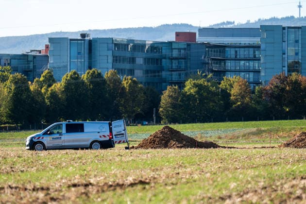 Zwei Weltkriegsbomben entdeckt Evakuierung und Sprengung geplant Am 22.09.2026 wurden in Wiesbaden-Erbenheim auf dem Ostfeld bei Sondierungsarbeiten am künftigen Standort des Bundeskriminalamtes zwei US-Weltkriegsbomben mit je 125 Kilo Gewicht entdeckt. Einsatzkräfte von Ordnungsamt, Feuerwehr, Polizei, Hilfsorganisationen und Kampfmittelräumdienst sicherten die Fundstelle. Für den Abend war die Entschärfung beziehungsweise eine mögliche Sprengung geplant, wofür ein rund 300 Meter großer Bereich evakuiert werden musste. Mehr als ein Dutzend Einwohnerinnen und Einwohner sowie die Berliner Straße (B455) zwischen Abfahrt Siedlung Hochfeld und Siegfriedring waren betroffen. Quelle: Landeshauptstadt Wiesbaden. Wiesbaden Hessen Deut