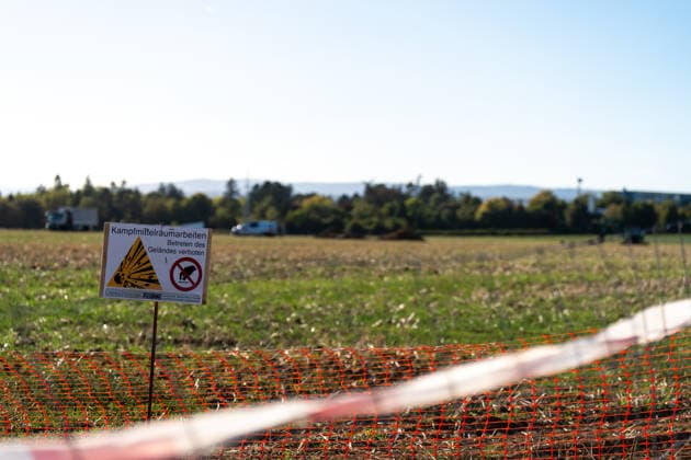 Zwei Weltkriegsbomben entdeckt Evakuierung und Sprengung geplant Am 22.09.2026 wurden in Wiesbaden-Erbenheim auf dem Ostfeld bei Sondierungsarbeiten am künftigen Standort des Bundeskriminalamtes zwei US-Weltkriegsbomben mit je 125 Kilo Gewicht entdeckt. Einsatzkräfte von Ordnungsamt, Feuerwehr, Polizei, Hilfsorganisationen und Kampfmittelräumdienst sicherten die Fundstelle. Für den Abend war die Entschärfung beziehungsweise eine mögliche Sprengung geplant, wofür ein rund 300 Meter großer Bereich evakuiert werden musste. Mehr als ein Dutzend Einwohnerinnen und Einwohner sowie die Berliner Straße (B455) zwischen Abfahrt Siedlung Hochfeld und Siegfriedring waren betroffen. Quelle: Landeshauptstadt Wiesbaden. Wiesbaden Hessen Deut