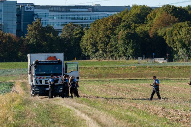 Zwei Weltkriegsbomben entdeckt Evakuierung und Sprengung geplant Am 22.09.2026 wurden in Wiesbaden-Erbenheim auf dem Ostfeld bei Sondierungsarbeiten am künftigen Standort des Bundeskriminalamtes zwei US-Weltkriegsbomben mit je 125 Kilo Gewicht entdeckt. Einsatzkräfte von Ordnungsamt, Feuerwehr, Polizei, Hilfsorganisationen und Kampfmittelräumdienst sicherten die Fundstelle. Für den Abend war die Entschärfung beziehungsweise eine mögliche Sprengung geplant, wofür ein rund 300 Meter großer Bereich evakuiert werden musste. Mehr als ein Dutzend Einwohnerinnen und Einwohner sowie die Berliner Straße (B455) zwischen Abfahrt Siedlung Hochfeld und Siegfriedring waren betroffen. Quelle: Landeshauptstadt Wiesbaden. Wiesbaden Hessen Deut
