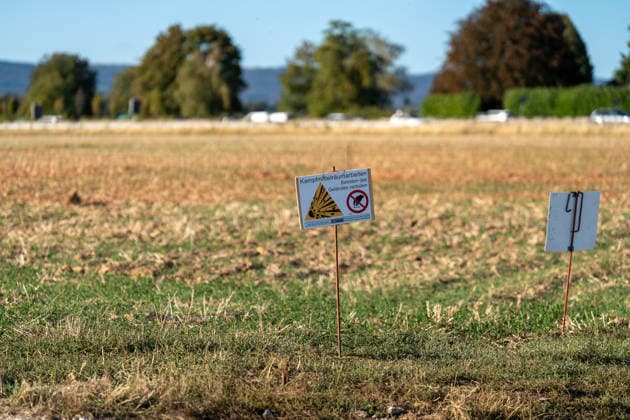 Zwei Weltkriegsbomben entdeckt Evakuierung und Sprengung geplant Am 22.09.2026 wurden in Wiesbaden-Erbenheim auf dem Ostfeld bei Sondierungsarbeiten am künftigen Standort des Bundeskriminalamtes zwei US-Weltkriegsbomben mit je 125 Kilo Gewicht entdeckt. Einsatzkräfte von Ordnungsamt, Feuerwehr, Polizei, Hilfsorganisationen und Kampfmittelräumdienst sicherten die Fundstelle. Für den Abend war die Entschärfung beziehungsweise eine mögliche Sprengung geplant, wofür ein rund 300 Meter großer Bereich evakuiert werden musste. Mehr als ein Dutzend Einwohnerinnen und Einwohner sowie die Berliner Straße (B455) zwischen Abfahrt Siedlung Hochfeld und Siegfriedring waren betroffen. Quelle: Landeshauptstadt Wiesbaden. Wiesbaden Hessen Deut