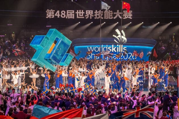 Mit einer aufwendig inszenierten Show sind die WorldSkills in der chinesischen Metropole Shanghai eröffnet worden. In der Mercedes-Benz Arena auf dem ehemaligen Expo-Gelände zogen die 36 deutschen Teilnehmerinnen und Teilnehmer gemeinsam mit Delegationen aus aller Welt ein. In den folgenden vier Wettkampftagen messen sich die jungen Fachkräfte in verschiedenen Berufsdisziplinen mit den Besten ihrer Zunft. Opening World Skills Shanghai