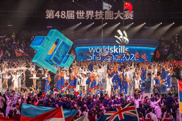 Mit einer aufwendig inszenierten Show sind die WorldSkills in der chinesischen Metropole Shanghai eröffnet worden. In der Mercedes-Benz Arena auf dem ehemaligen Expo-Gelände zogen die 36 deutschen Teilnehmerinnen und Teilnehmer gemeinsam mit Delegationen aus aller Welt ein. In den folgenden vier Wettkampftagen messen sich die jungen Fachkräfte in verschiedenen Berufsdisziplinen mit den Besten ihrer Zunft. Opening World Skills Shanghai