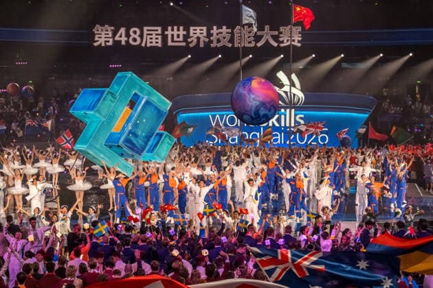 Mit einer aufwendig inszenierten Show sind die WorldSkills in der chinesischen Metropole Shanghai eröffnet worden. In der Mercedes-Benz Arena auf dem ehemaligen Expo-Gelände zogen die 36 deutschen Teilnehmerinnen und Teilnehmer gemeinsam mit Delegationen aus aller Welt ein. In den folgenden vier Wettkampftagen messen sich die jungen Fachkräfte in verschiedenen Berufsdisziplinen mit den Besten ihrer Zunft. Opening World Skills Shanghai
