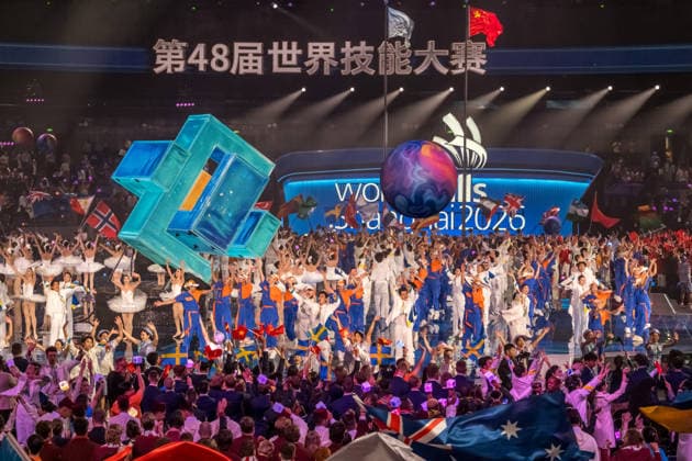 Mit einer aufwendig inszenierten Show sind die WorldSkills in der chinesischen Metropole Shanghai eröffnet worden. In der Mercedes-Benz Arena auf dem ehemaligen Expo-Gelände zogen die 36 deutschen Teilnehmerinnen und Teilnehmer gemeinsam mit Delegationen aus aller Welt ein. In den folgenden vier Wettkampftagen messen sich die jungen Fachkräfte in verschiedenen Berufsdisziplinen mit den Besten ihrer Zunft. Opening World Skills Shanghai