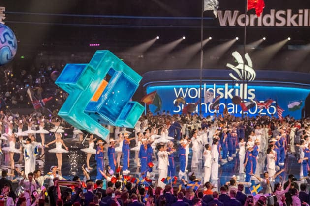 Mit einer aufwendig inszenierten Show sind die WorldSkills in der chinesischen Metropole Shanghai eröffnet worden. In der Mercedes-Benz Arena auf dem ehemaligen Expo-Gelände zogen die 36 deutschen Teilnehmerinnen und Teilnehmer gemeinsam mit Delegationen aus aller Welt ein. In den folgenden vier Wettkampftagen messen sich die jungen Fachkräfte in verschiedenen Berufsdisziplinen mit den Besten ihrer Zunft. Opening World Skills Shanghai