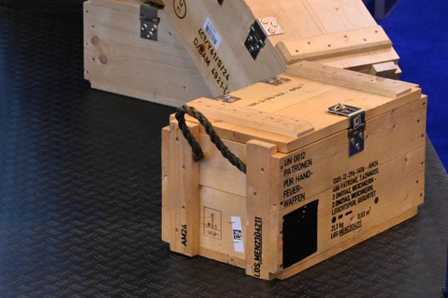 Transportkisten aus Holz fuer Patronen, Munition fuer Handfeuerwaffen, Messe EUDEX Euro Defence Expo, am 22.09.2026 in der Messe Essen Deutschland.