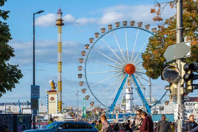 Wiederinbetriebnahme des Hangover, erste Fahrt des Freifall-Towers Hangover um 17:45 Uhr (im Foto) nach der Freigabe durch TÜV und Behörden, Oktoberfest, München, 22. September 2026 Deutschland, München, 22. September 2026, Wiederinbetriebnahme des Hangover, erste Fahrt des Freifall-Towers Hangover um 17:45 Uhr (im Foto) nach der Freigabe durch TÜV und Behörden, der Tower ist technisch einwandfrei, gestern Abend um 21:50 Uhr war ein Mitarbeiter bei einem Unfalll durch eine Gondel des Towers eingequetscht und tödlich verletzt worden, Freifallturm mit 85 Metern Höhe, Sonnenschein und Temperaturen bis 28 Grad, mittags um 13, kurz nach der Eröffnung, blauer Himmel, bestes Wiesnwetter, typisch bayerisch, Volksfest, Bayern,