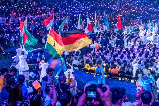 Mit einer aufwendig inszenierten Show sind die WorldSkills in der chinesischen Metropole Shanghai eröffnet worden. In der Mercedes-Benz Arena auf dem ehemaligen Expo-Gelände zogen die 36 deutschen Teilnehmerinnen und Teilnehmer gemeinsam mit Delegationen aus aller Welt ein. In den folgenden vier Wettkampftagen messen sich die jungen Fachkräfte in verschiedenen Berufsdisziplinen mit den Besten ihrer Zunft. Opening World Skills Shanghai