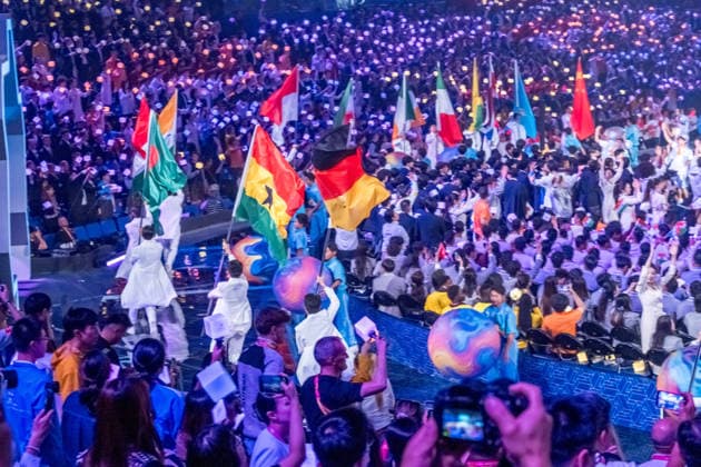 Mit einer aufwendig inszenierten Show sind die WorldSkills in der chinesischen Metropole Shanghai eröffnet worden. In der Mercedes-Benz Arena auf dem ehemaligen Expo-Gelände zogen die 36 deutschen Teilnehmerinnen und Teilnehmer gemeinsam mit Delegationen aus aller Welt ein. In den folgenden vier Wettkampftagen messen sich die jungen Fachkräfte in verschiedenen Berufsdisziplinen mit den Besten ihrer Zunft. Opening World Skills Shanghai