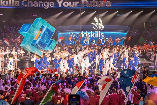 Mit einer aufwendig inszenierten Show sind die WorldSkills in der chinesischen Metropole Shanghai eröffnet worden. In der Mercedes-Benz Arena auf dem ehemaligen Expo-Gelände zogen die 36 deutschen Teilnehmerinnen und Teilnehmer gemeinsam mit Delegationen aus aller Welt ein. In den folgenden vier Wettkampftagen messen sich die jungen Fachkräfte in verschiedenen Berufsdisziplinen mit den Besten ihrer Zunft. Opening World Skills Shanghai