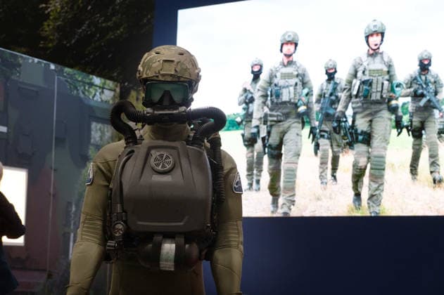 Schutzanzug, Atemschutz, Atemgeraet eines Soldaten, Taucher, Messe EUDEX Euro Defence Expo, am 22.09.2026 in der Messe Essen Deutschland.
