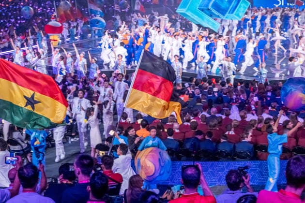 Mit einer aufwendig inszenierten Show sind die WorldSkills in der chinesischen Metropole Shanghai eröffnet worden. In der Mercedes-Benz Arena auf dem ehemaligen Expo-Gelände zogen die 36 deutschen Teilnehmerinnen und Teilnehmer gemeinsam mit Delegationen aus aller Welt ein. In den folgenden vier Wettkampftagen messen sich die jungen Fachkräfte in verschiedenen Berufsdisziplinen mit den Besten ihrer Zunft. Opening World Skills Shanghai