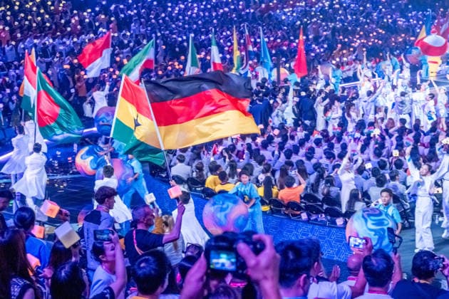 Mit einer aufwendig inszenierten Show sind die WorldSkills in der chinesischen Metropole Shanghai eröffnet worden. In der Mercedes-Benz Arena auf dem ehemaligen Expo-Gelände zogen die 36 deutschen Teilnehmerinnen und Teilnehmer gemeinsam mit Delegationen aus aller Welt ein. In den folgenden vier Wettkampftagen messen sich die jungen Fachkräfte in verschiedenen Berufsdisziplinen mit den Besten ihrer Zunft. Opening World Skills Shanghai