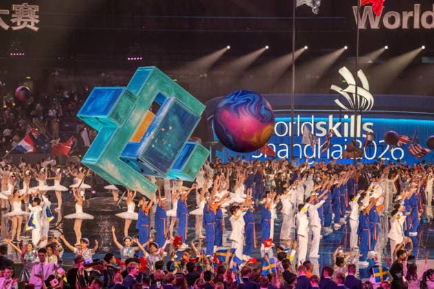 Mit einer aufwendig inszenierten Show sind die WorldSkills in der chinesischen Metropole Shanghai eröffnet worden. In der Mercedes-Benz Arena auf dem ehemaligen Expo-Gelände zogen die 36 deutschen Teilnehmerinnen und Teilnehmer gemeinsam mit Delegationen aus aller Welt ein. In den folgenden vier Wettkampftagen messen sich die jungen Fachkräfte in verschiedenen Berufsdisziplinen mit den Besten ihrer Zunft. Opening World Skills Shanghai