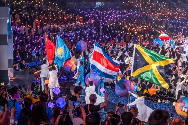 Mit einer aufwendig inszenierten Show sind die WorldSkills in der chinesischen Metropole Shanghai eröffnet worden. In der Mercedes-Benz Arena auf dem ehemaligen Expo-Gelände zogen die 36 deutschen Teilnehmerinnen und Teilnehmer gemeinsam mit Delegationen aus aller Welt ein. In den folgenden vier Wettkampftagen messen sich die jungen Fachkräfte in verschiedenen Berufsdisziplinen mit den Besten ihrer Zunft. Opening World Skills Shanghai
