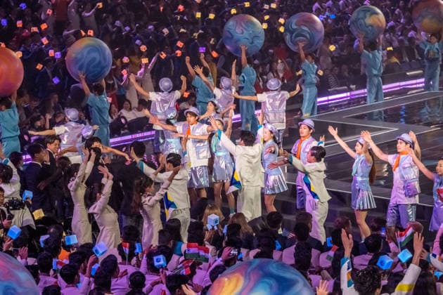 Mit einer aufwendig inszenierten Show sind die WorldSkills in der chinesischen Metropole Shanghai eröffnet worden. In der Mercedes-Benz Arena auf dem ehemaligen Expo-Gelände zogen die 36 deutschen Teilnehmerinnen und Teilnehmer gemeinsam mit Delegationen aus aller Welt ein. In den folgenden vier Wettkampftagen messen sich die jungen Fachkräfte in verschiedenen Berufsdisziplinen mit den Besten ihrer Zunft. Opening World Skills Shanghai