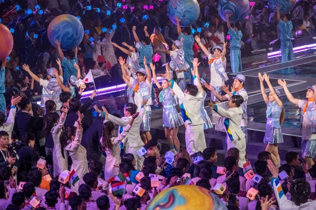 Mit einer aufwendig inszenierten Show sind die WorldSkills in der chinesischen Metropole Shanghai eröffnet worden. In der Mercedes-Benz Arena auf dem ehemaligen Expo-Gelände zogen die 36 deutschen Teilnehmerinnen und Teilnehmer gemeinsam mit Delegationen aus aller Welt ein. In den folgenden vier Wettkampftagen messen sich die jungen Fachkräfte in verschiedenen Berufsdisziplinen mit den Besten ihrer Zunft. Opening World Skills Shanghai