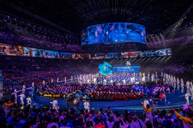 Mit einer aufwendig inszenierten Show sind die WorldSkills in der chinesischen Metropole Shanghai eröffnet worden. In der Mercedes-Benz Arena auf dem ehemaligen Expo-Gelände zogen die 36 deutschen Teilnehmerinnen und Teilnehmer gemeinsam mit Delegationen aus aller Welt ein. In den folgenden vier Wettkampftagen messen sich die jungen Fachkräfte in verschiedenen Berufsdisziplinen mit den Besten ihrer Zunft. Opening World Skills Shanghai