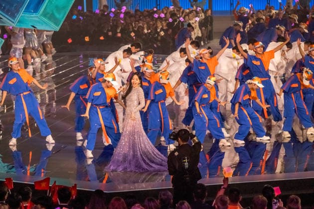 Mit einer aufwendig inszenierten Show sind die WorldSkills in der chinesischen Metropole Shanghai eröffnet worden. In der Mercedes-Benz Arena auf dem ehemaligen Expo-Gelände zogen die 36 deutschen Teilnehmerinnen und Teilnehmer gemeinsam mit Delegationen aus aller Welt ein. In den folgenden vier Wettkampftagen messen sich die jungen Fachkräfte in verschiedenen Berufsdisziplinen mit den Besten ihrer Zunft. Opening World Skills Shanghai