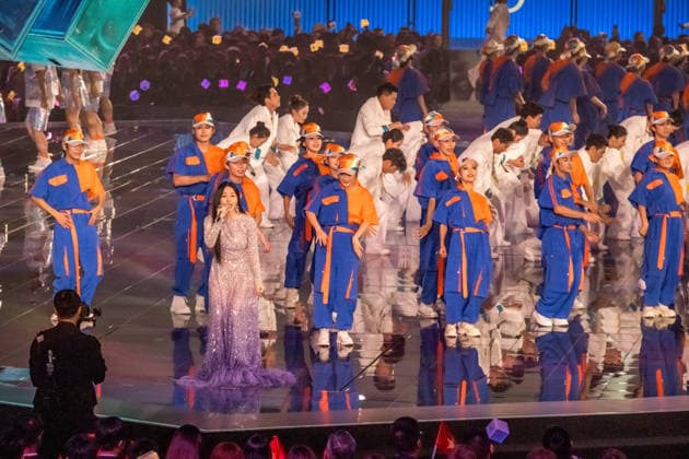 Mit einer aufwendig inszenierten Show sind die WorldSkills in der chinesischen Metropole Shanghai eröffnet worden. In der Mercedes-Benz Arena auf dem ehemaligen Expo-Gelände zogen die 36 deutschen Teilnehmerinnen und Teilnehmer gemeinsam mit Delegationen aus aller Welt ein. In den folgenden vier Wettkampftagen messen sich die jungen Fachkräfte in verschiedenen Berufsdisziplinen mit den Besten ihrer Zunft. Opening World Skills Shanghai