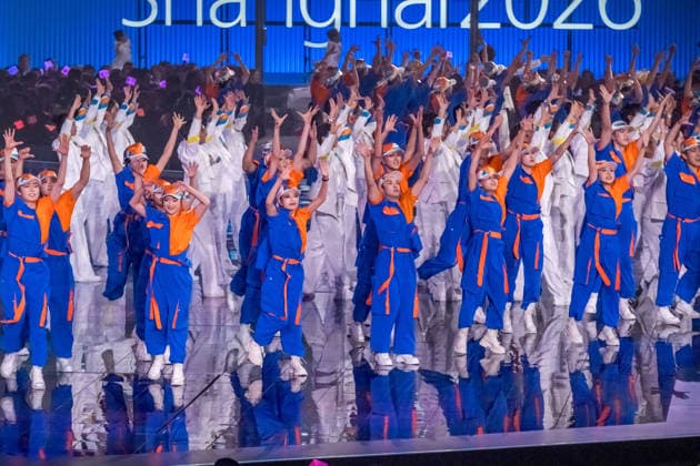 Mit einer aufwendig inszenierten Show sind die WorldSkills in der chinesischen Metropole Shanghai eröffnet worden. In der Mercedes-Benz Arena auf dem ehemaligen Expo-Gelände zogen die 36 deutschen Teilnehmerinnen und Teilnehmer gemeinsam mit Delegationen aus aller Welt ein. In den folgenden vier Wettkampftagen messen sich die jungen Fachkräfte in verschiedenen Berufsdisziplinen mit den Besten ihrer Zunft. Opening World Skills Shanghai
