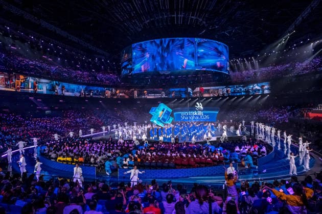Mit einer aufwendig inszenierten Show sind die WorldSkills in der chinesischen Metropole Shanghai eröffnet worden. In der Mercedes-Benz Arena auf dem ehemaligen Expo-Gelände zogen die 36 deutschen Teilnehmerinnen und Teilnehmer gemeinsam mit Delegationen aus aller Welt ein. In den folgenden vier Wettkampftagen messen sich die jungen Fachkräfte in verschiedenen Berufsdisziplinen mit den Besten ihrer Zunft. Opening World Skills Shanghai