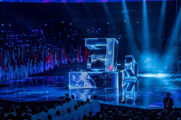 Mit einer aufwendig inszenierten Show sind die WorldSkills in der chinesischen Metropole Shanghai eröffnet worden. In der Mercedes-Benz Arena auf dem ehemaligen Expo-Gelände zogen die 36 deutschen Teilnehmerinnen und Teilnehmer gemeinsam mit Delegationen aus aller Welt ein. In den folgenden vier Wettkampftagen messen sich die jungen Fachkräfte in verschiedenen Berufsdisziplinen mit den Besten ihrer Zunft. Opening World Skills Shanghai