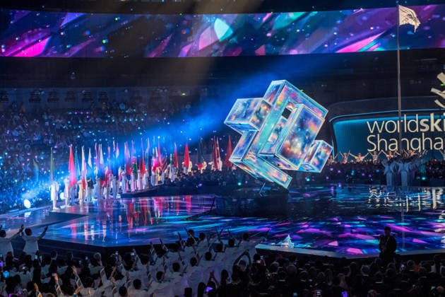 Mit einer aufwendig inszenierten Show sind die WorldSkills in der chinesischen Metropole Shanghai eröffnet worden. In der Mercedes-Benz Arena auf dem ehemaligen Expo-Gelände zogen die 36 deutschen Teilnehmerinnen und Teilnehmer gemeinsam mit Delegationen aus aller Welt ein. In den folgenden vier Wettkampftagen messen sich die jungen Fachkräfte in verschiedenen Berufsdisziplinen mit den Besten ihrer Zunft. Opening World Skills Shanghai