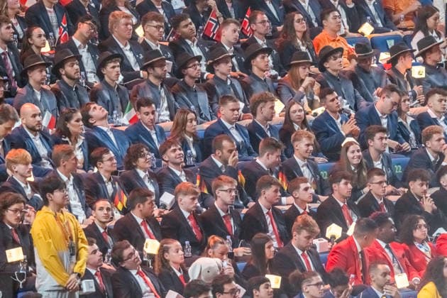 Mit einer aufwendig inszenierten Show sind die WorldSkills in der chinesischen Metropole Shanghai eröffnet worden. In der Mercedes-Benz Arena auf dem ehemaligen Expo-Gelände zogen die 36 deutschen Teilnehmerinnen und Teilnehmer gemeinsam mit Delegationen aus aller Welt ein. In den folgenden vier Wettkampftagen messen sich die jungen Fachkräfte in verschiedenen Berufsdisziplinen mit den Besten ihrer Zunft. Opening World Skills Shanghai